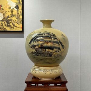 Bình hút lộc Gốm Chu Đậu H45 hoạ tiết thuận buồm xuôi gió vẽ vàng 24k HLTB06